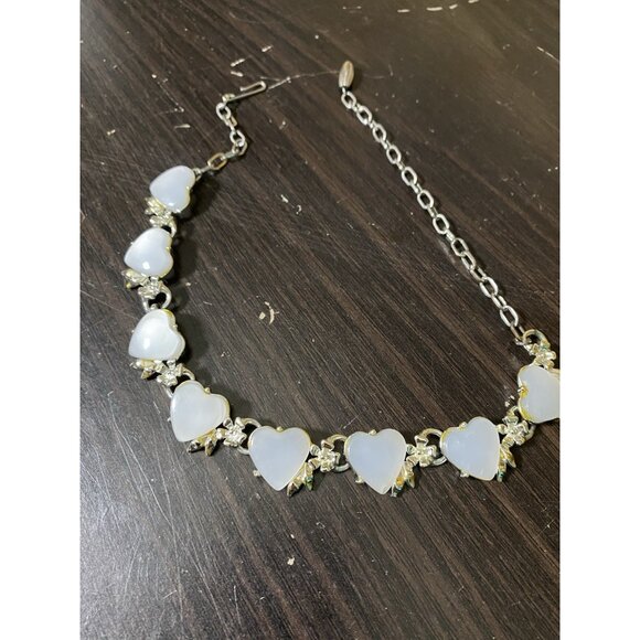 Vintage Moonray / Moonglow Creamy White Lucite Heart Choker Necklace 16 Inch - Picture 4 of 10